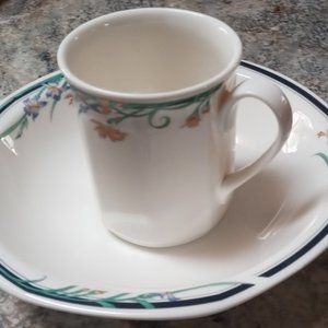 Vinage Royal Doulton Juno 12 cups & 12 sauces